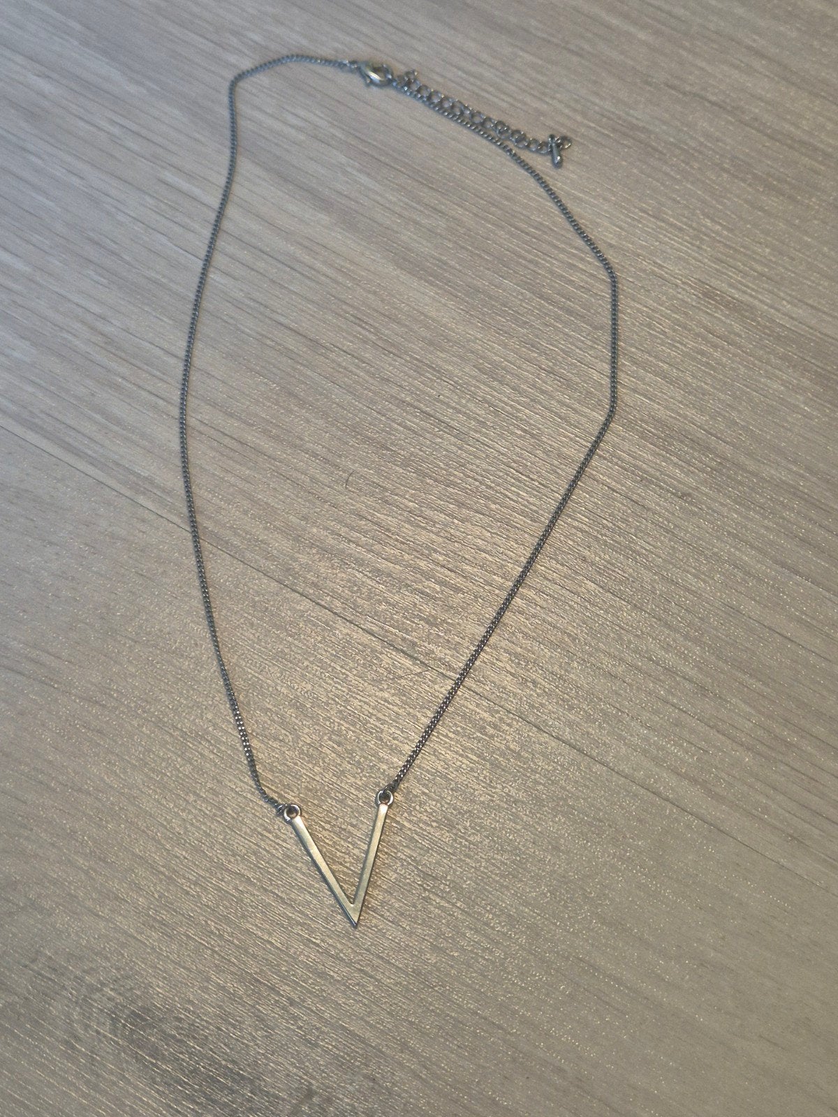 Zilverkleurige ketting met V-vormige hanger, Met hanger, Overige materialen, Gebruikt, Ophalen of Verzenden