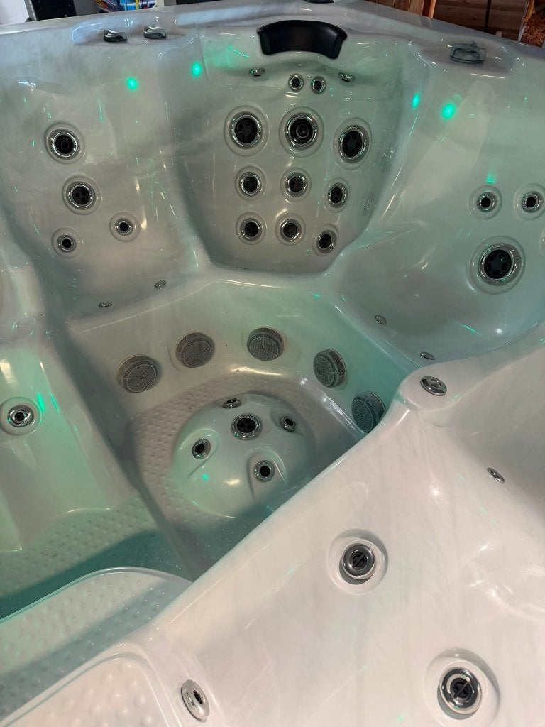 LUXE JACUZZI / SPA 230x275 CM – 6 PERSONEN, Ophalen, Zo goed als nieuw, Trap, Vast