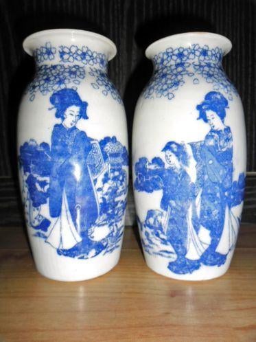 Twee oosterse vaasjes van porselein, Antiek en Kunst, Ophalen of Verzenden