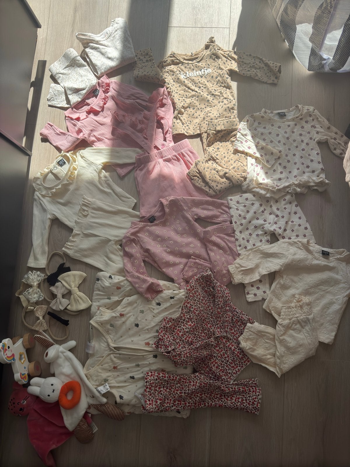 Kledingpakket maat 62 met knuffels en speeltjes, Ophalen of Verzenden, Zo goed als nieuw, Meisje