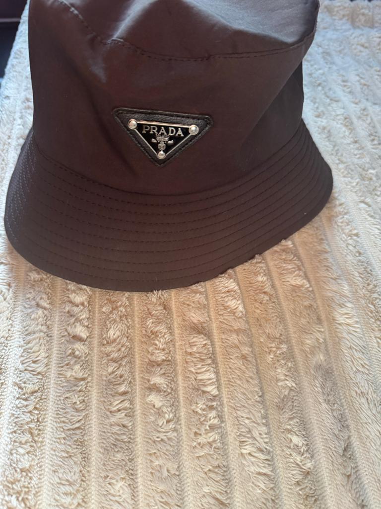Prada bucket hat in zeer goede staat, Ophalen of Verzenden, Gedragen, One size fits all, Hoed