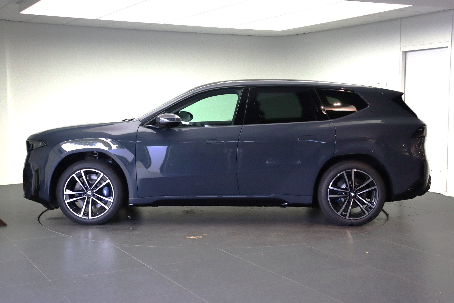BMW iX3 40 eDrive M Sport / Panoramadak / Trekhaak / 3D Head, Auto's, Automaat, Dealer onderhouden, Achterwielaandrijving, Zwart