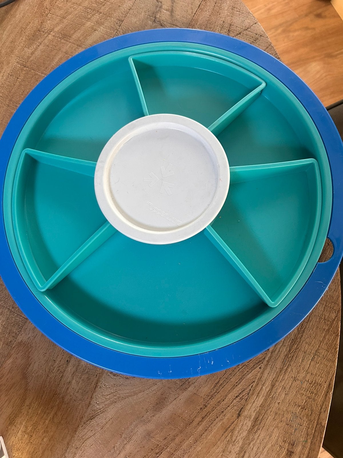 Tupperware serveerschaal / hapjesschaal met vakken en stolp, Ophalen of Verzenden, Zo goed als nieuw, Schaal