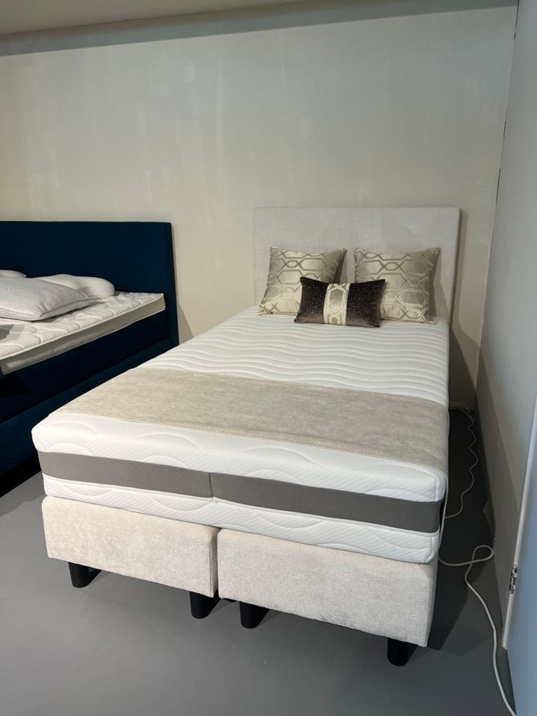 120x200 boxspring showroom model, Huis en Inrichting, Slaapkamer | Boxsprings, Nieuw, Ophalen of Verzenden, Twijfelaar, 120 cm