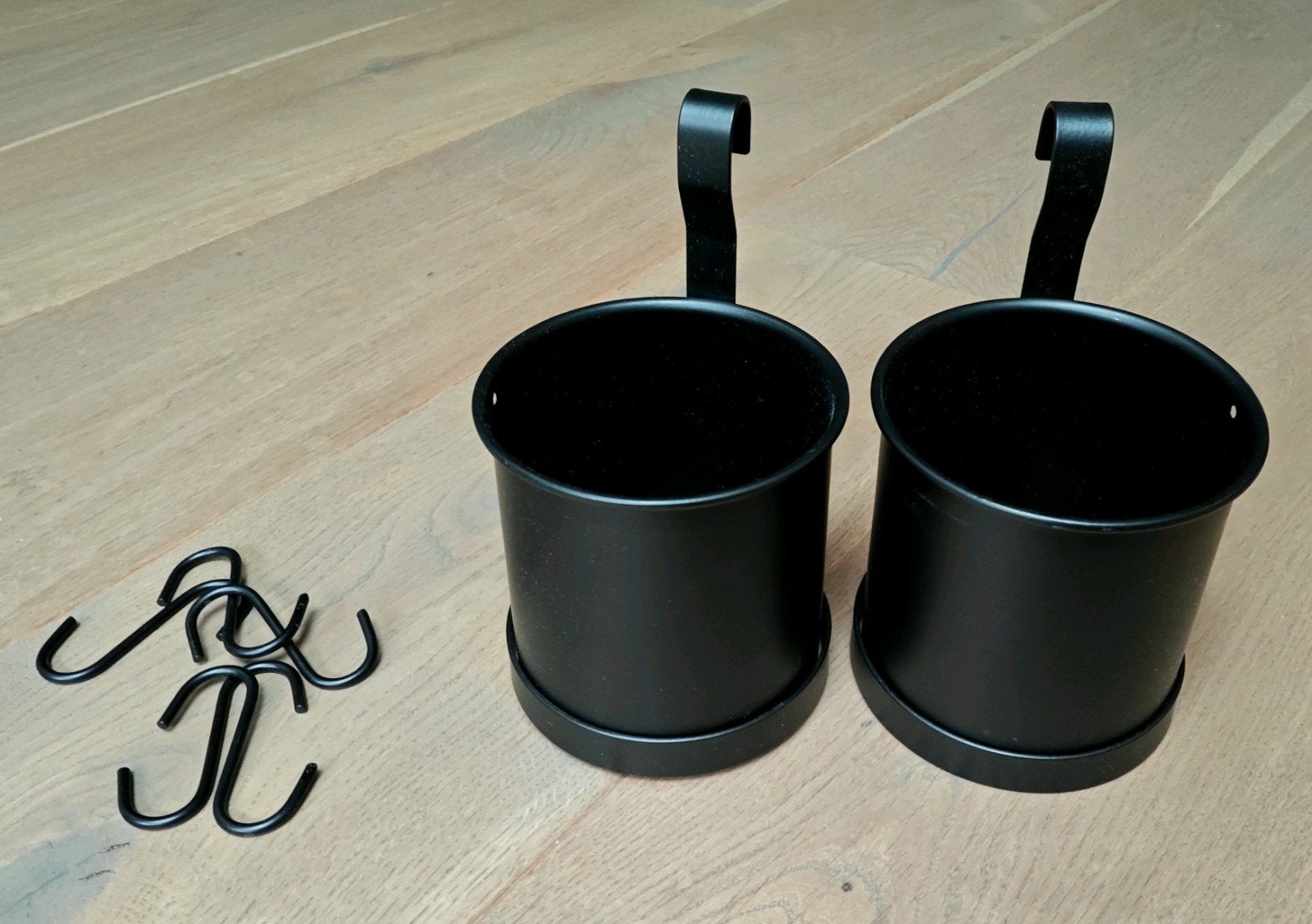 Te koop:Twee zwart metalen ophang bakjes voor keuken/kantoor, Huis en Inrichting, Woonaccessoires | Overige, Ophalen of Verzenden