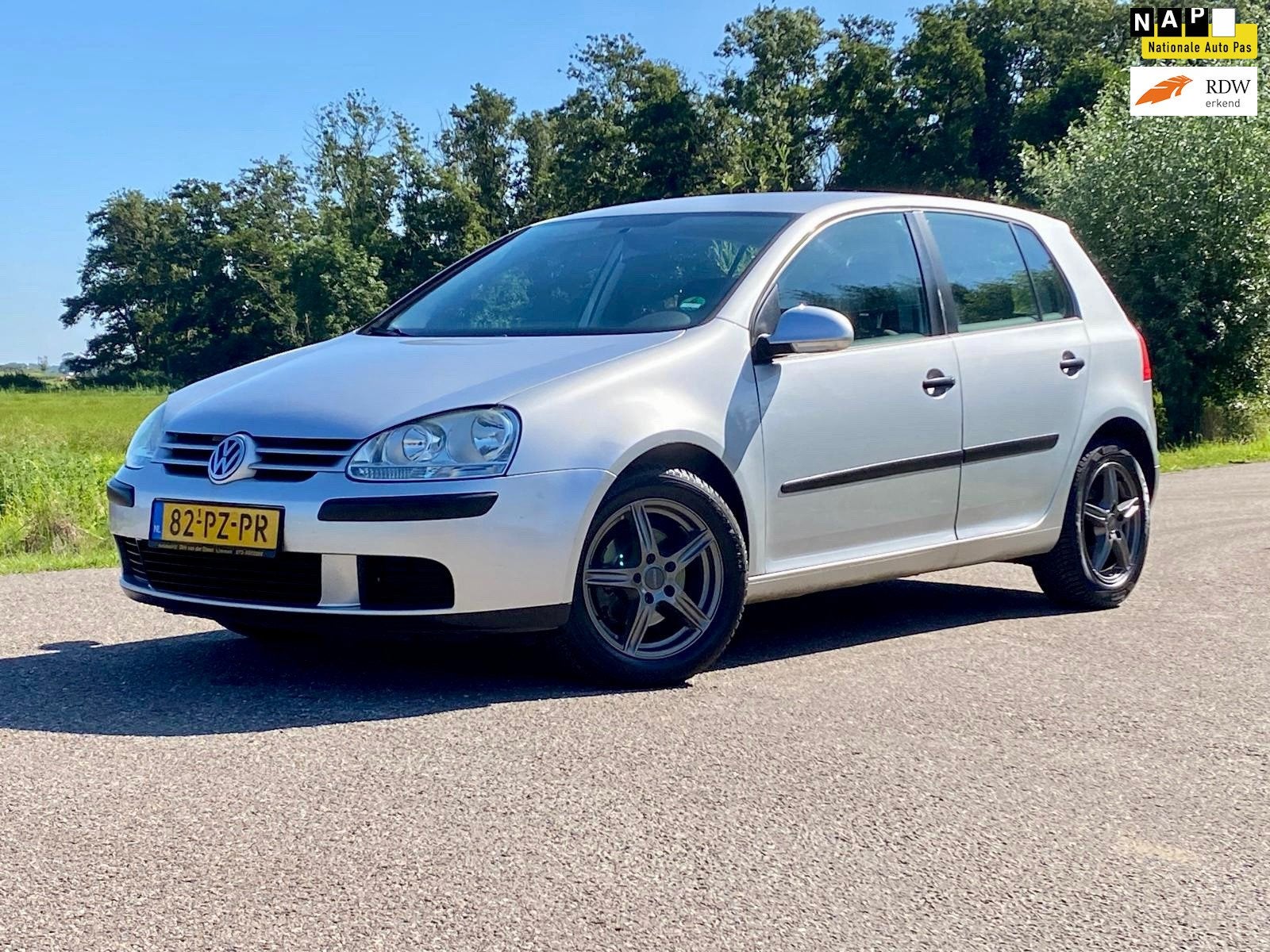Volkswagen Golf 1.4 Trendline 5DRS Airco Nieuwe APK 75pk Goe, Voorwielaandrijving, Gebruikt, Zwart, 4 cilinders