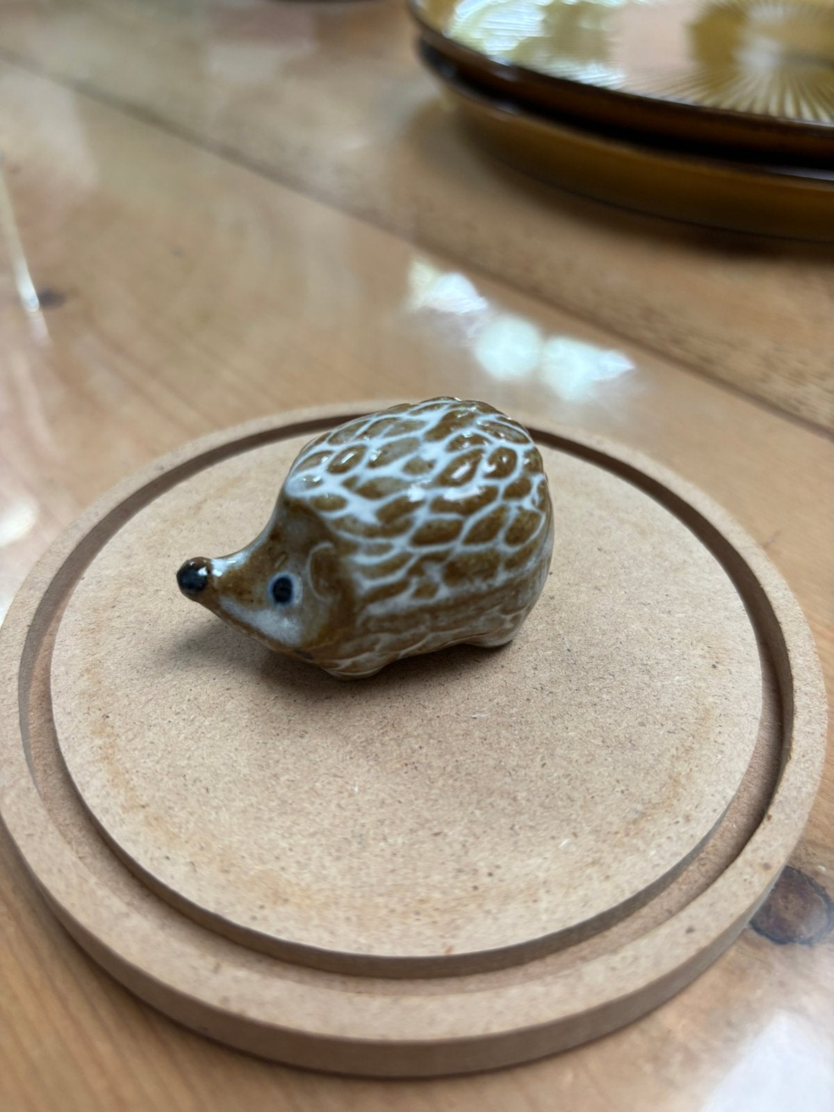 Vintage mini keramische egel bruin-wit gevlekt glazuur, Verzamelen, Beelden en Beeldjes, Ophalen of Verzenden, Zo goed als nieuw