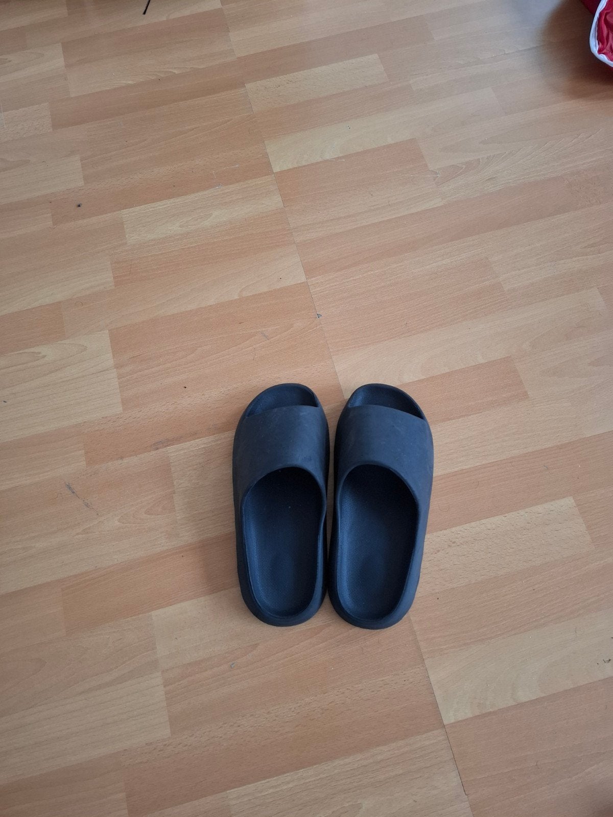 Comfortabele zwarte yeezy slippers - Maat 42 43 44, Ophalen, Zwart, Overige typen, Zo goed als nieuw