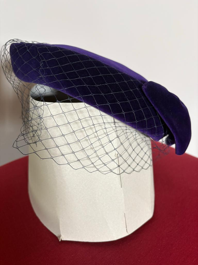 Paarse fluwelen hoed met sluier, Kleding | Dames, Ophalen of Verzenden, Zo goed als nieuw, One size fits all, Hoed