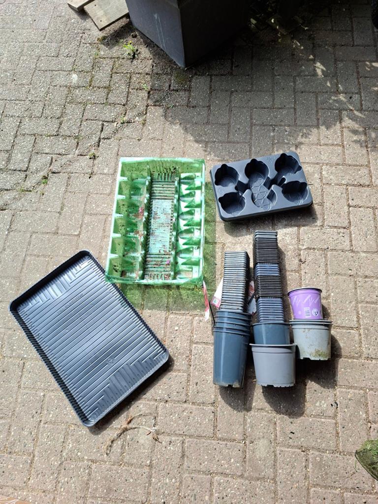 Gratis diverse bloempotten, kweekpotjes, Tuin en Terras, Ophalen, Kunststof, Gebruikt, Rond