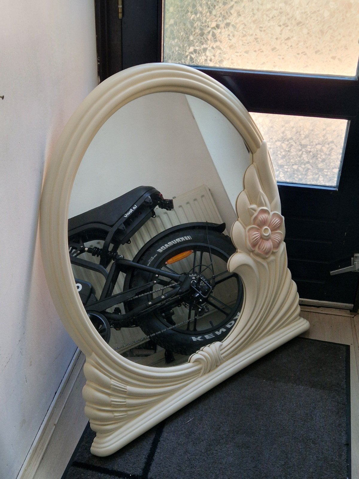 Decoratieve ovale spiegel met bloemmotief, Ophalen, Gebruikt, 100 tot 150 cm, Rond