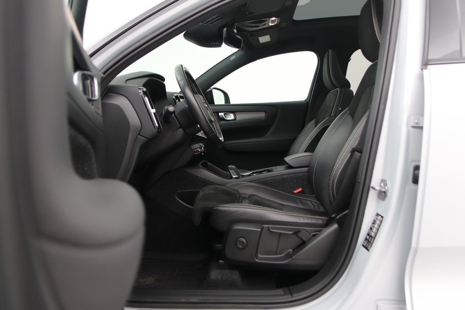 Volvo XC40 T3 R-Design | Trekhaak | Panoramadak | ACC | 360, Auto's, Gebruikt, Euro 6, 163 pk, Origineel Nederlands