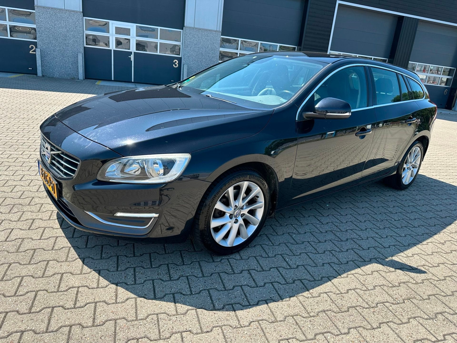 Volvo V60 2.0 D4 Summum, Auto's, 1502 kg, Euro 6, 4 cilinders, Zwart