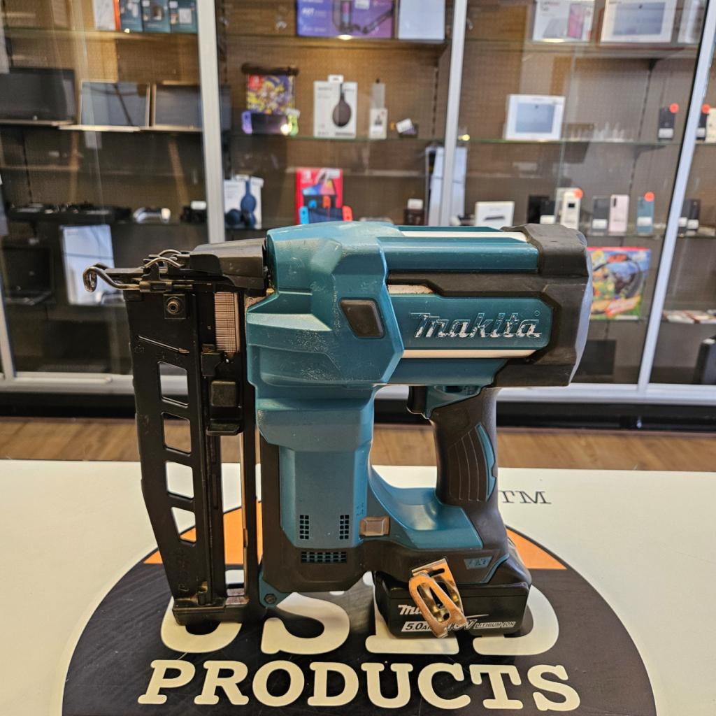 Makita DBN600 Accu Tacker + 18v 5.0 Accu - Goede Staat, Doe-het-zelf en Verbouw, Gereedschap | Handgereedschap, Makita, Zo goed als nieuw