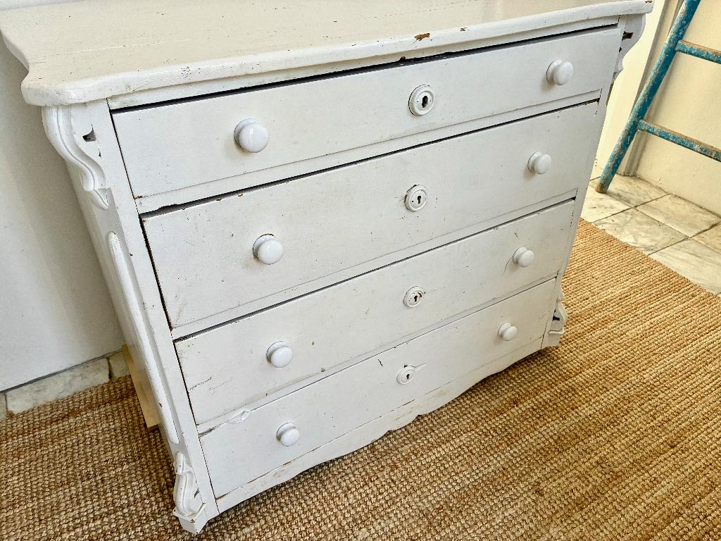sfeervolle antieke commode in oude witte verf, Ophalen, Gebruikt, 50 tot 70 cm, 100 cm of meer