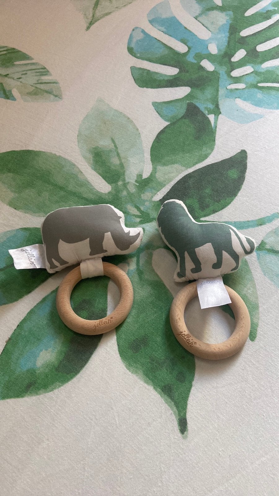Jollein baby bijtringen rammelaars safari leeuw neushoorn, Ophalen of Verzenden, Zo goed als nieuw, Rammelaar, Met geluid