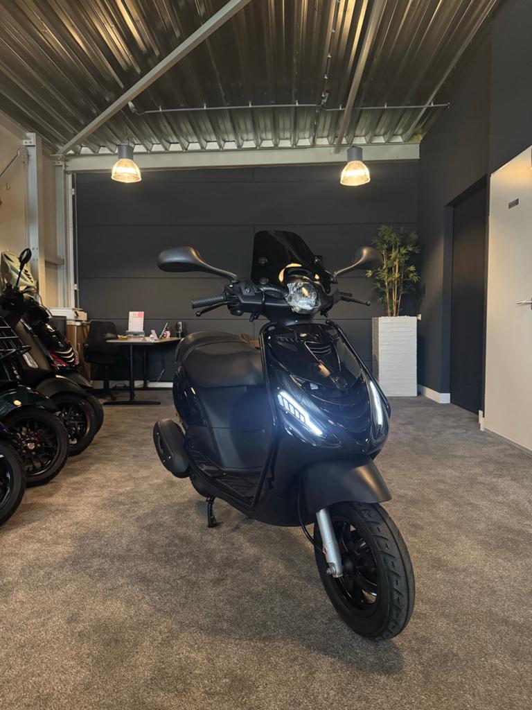 Piaggio Zip 50s | Nieuwstaat | Full option | 2024 | Brom, Ophalen, Maximaal 45 km/u, Zip, Zo goed als nieuw