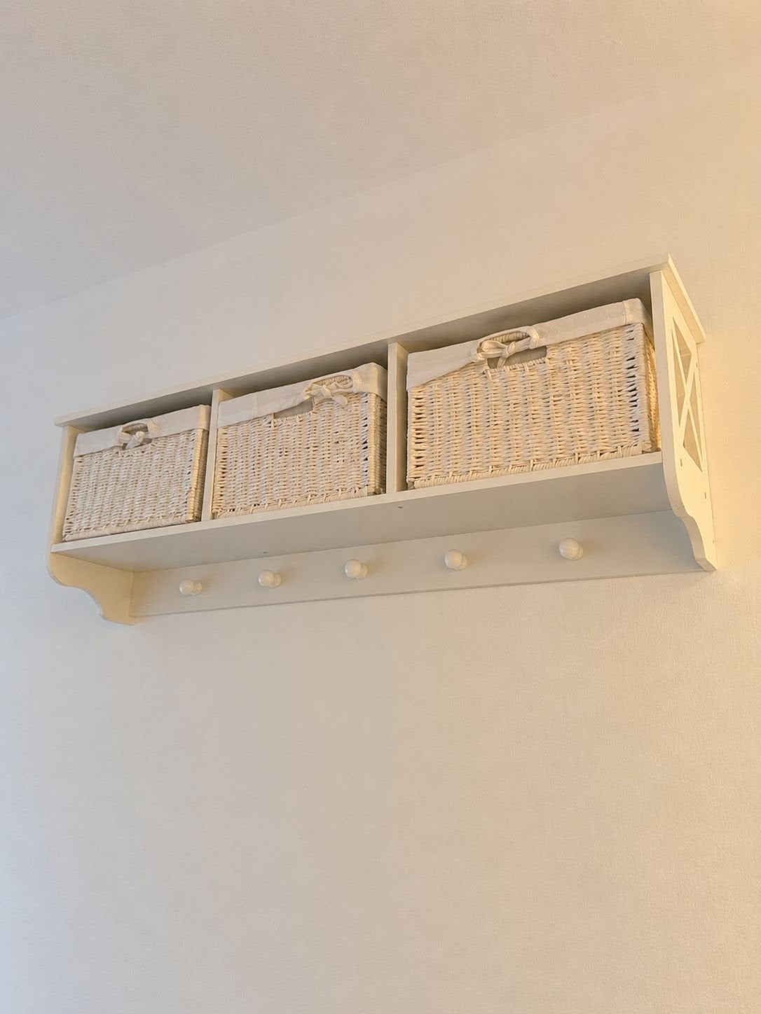 Witte wandkapstok met rieten manden, Wandkapstok, Gebruikt, Ophalen of Verzenden, Minder dan 100 cm