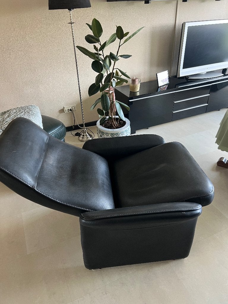 Zwarte leren fauteuil plus tafel en stoelen, Modern, Klassiek, Gebruikt, Zwart, Hout
