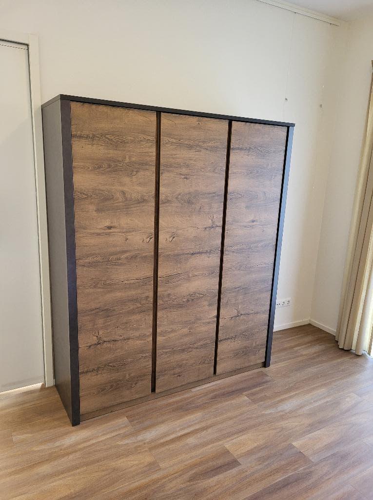 Hang/leg kast 3 deurs, halfjaar oud, Ophalen, Met plank(en), 150 tot 200 cm, Zo goed als nieuw