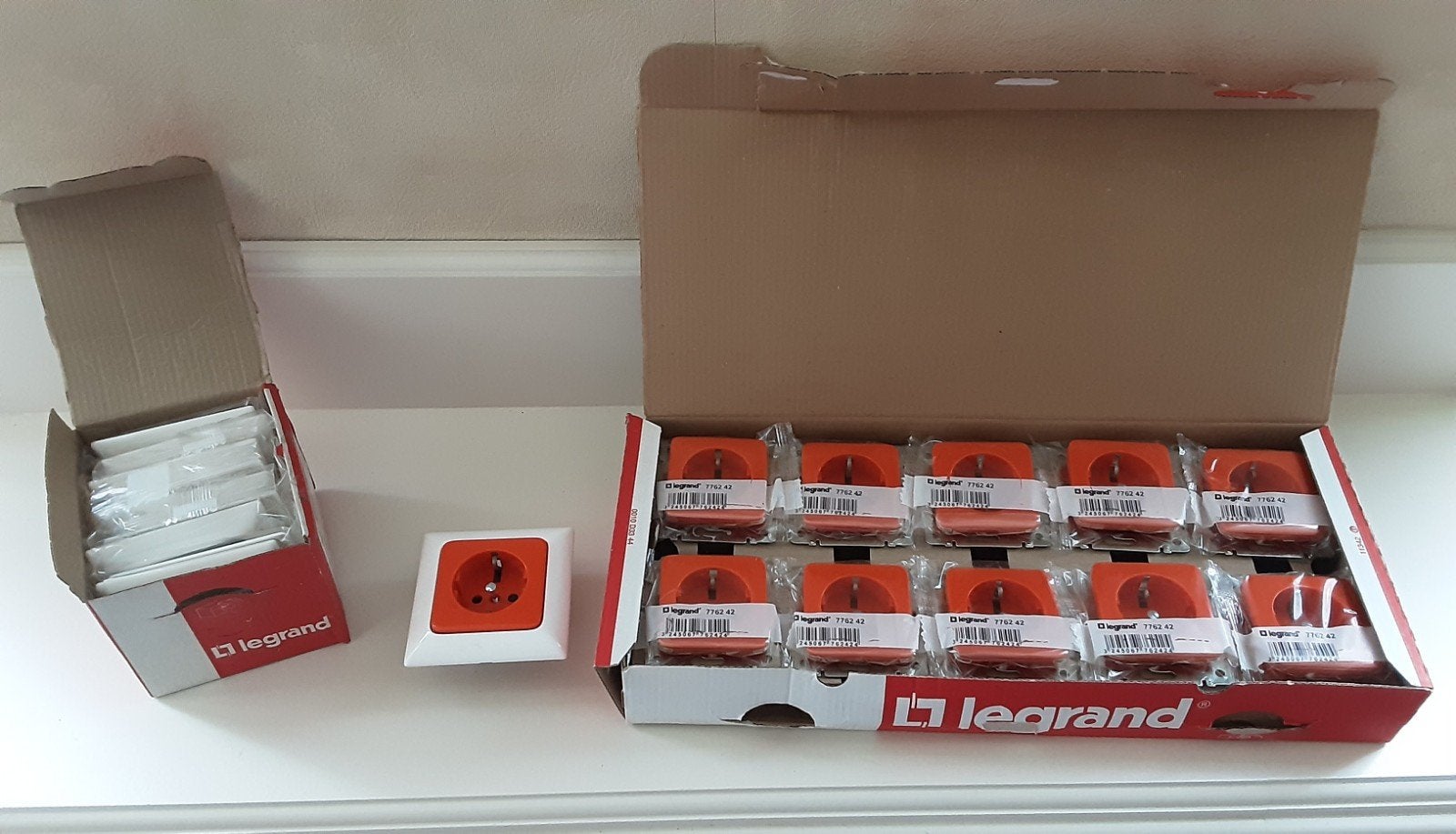 Wandcontactdozen nieuw, oranje/wit, merk Legrand, inbouw, Ophalen of Verzenden, Nieuw, Stopcontact