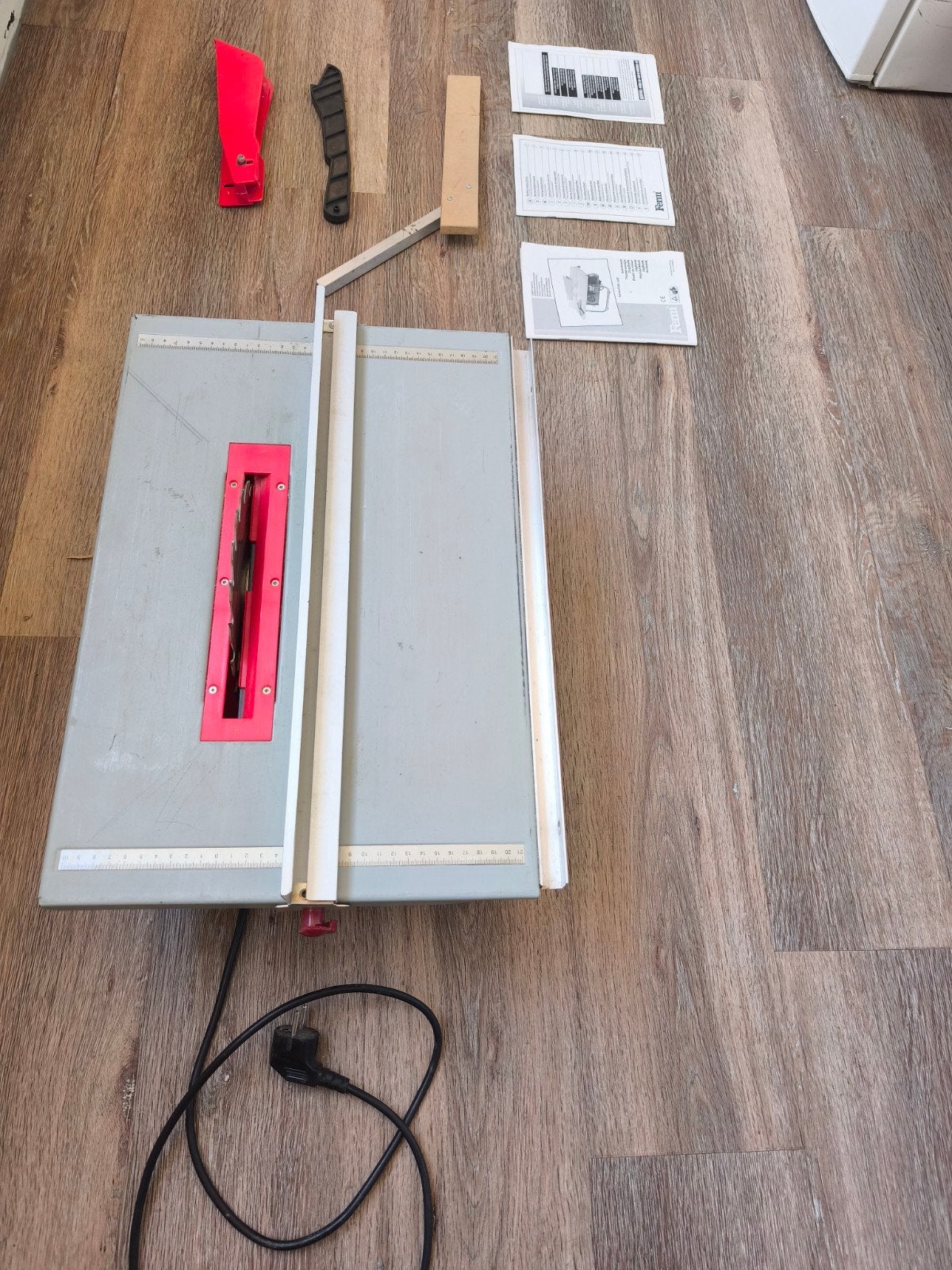Ferm Tafelcirkelzaag / Zaagtafel met zaagblad, Doe-het-zelf en Verbouw, Gereedschap | Zaagmachines, Gebruikt, Cirkelzaag, Ophalen of Verzenden