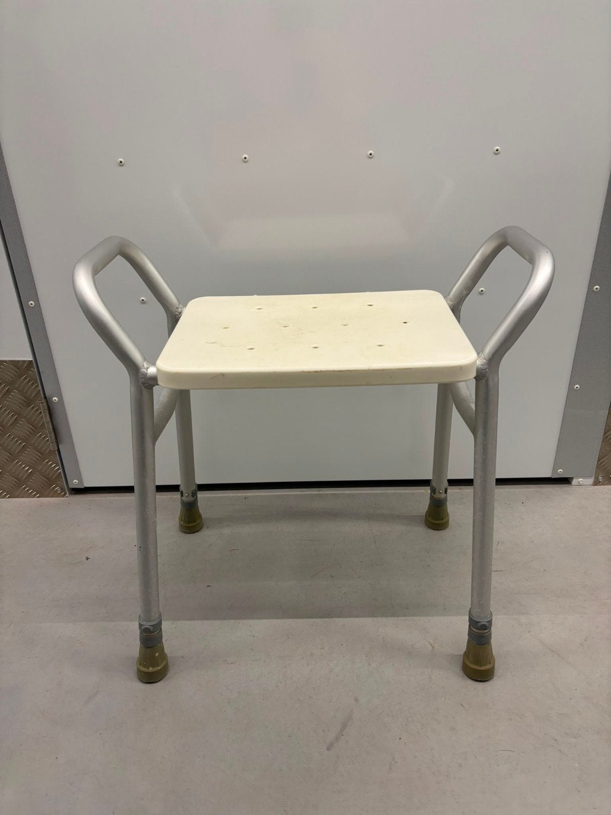 Badkamer stoel, Ophalen