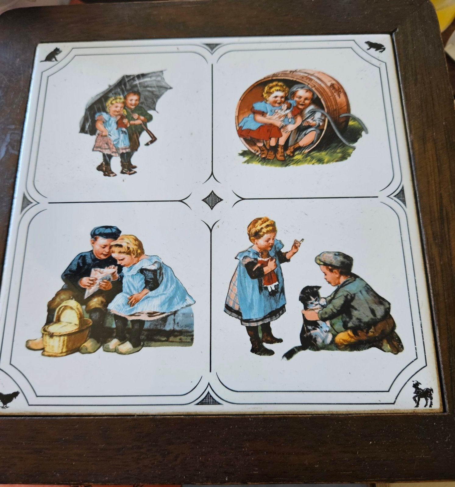 Vintage keramische onderzetter met houten omlijsting, Ophalen of Verzenden