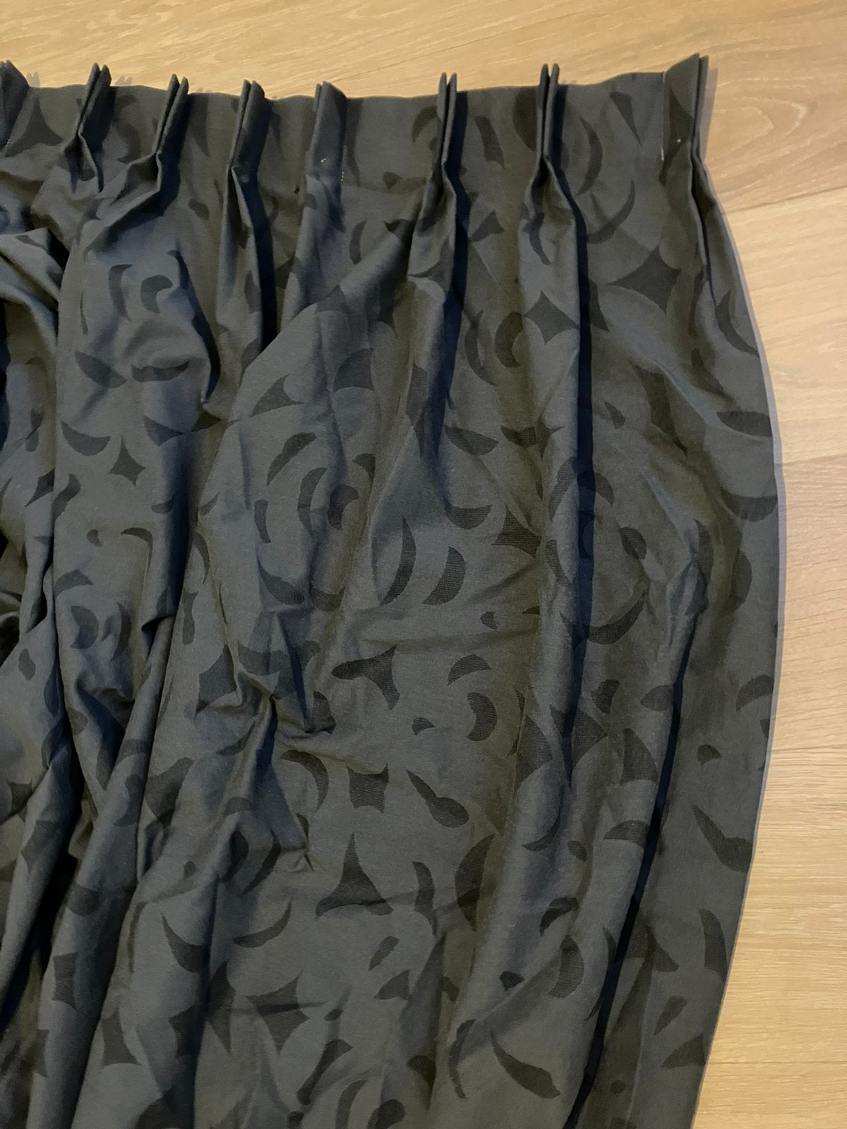 Hema gordijnen zwart 3.5m breed x 2.55m hoog 2-delig, Ophalen, Gebruikt, Zwart, 200 cm of meer