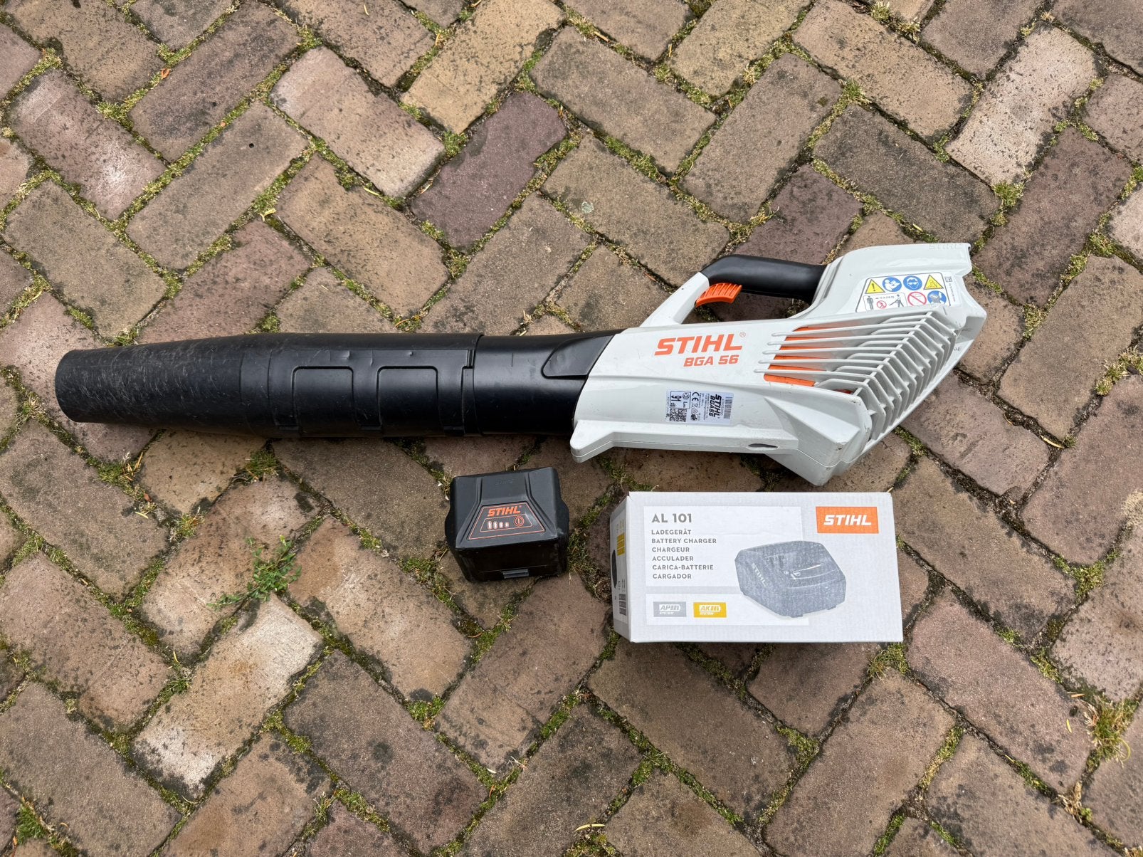 Stihl elektrische bladblazer BGA 56 met accu en lader., Stihl, Ophalen of Verzenden, Zo goed als nieuw, Accu
