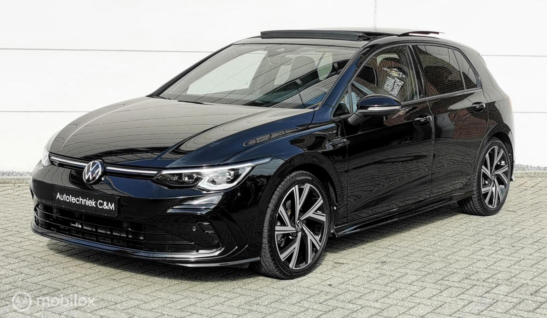 VOLKSWAGEN GOLF 1.5 eTSI R-LINE/150PK/DSG/PANO/ACC/CAMERA/IQ, Auto's, Dealer onderhouden, Adaptive Cruise Control, 1498 cc, Zwart