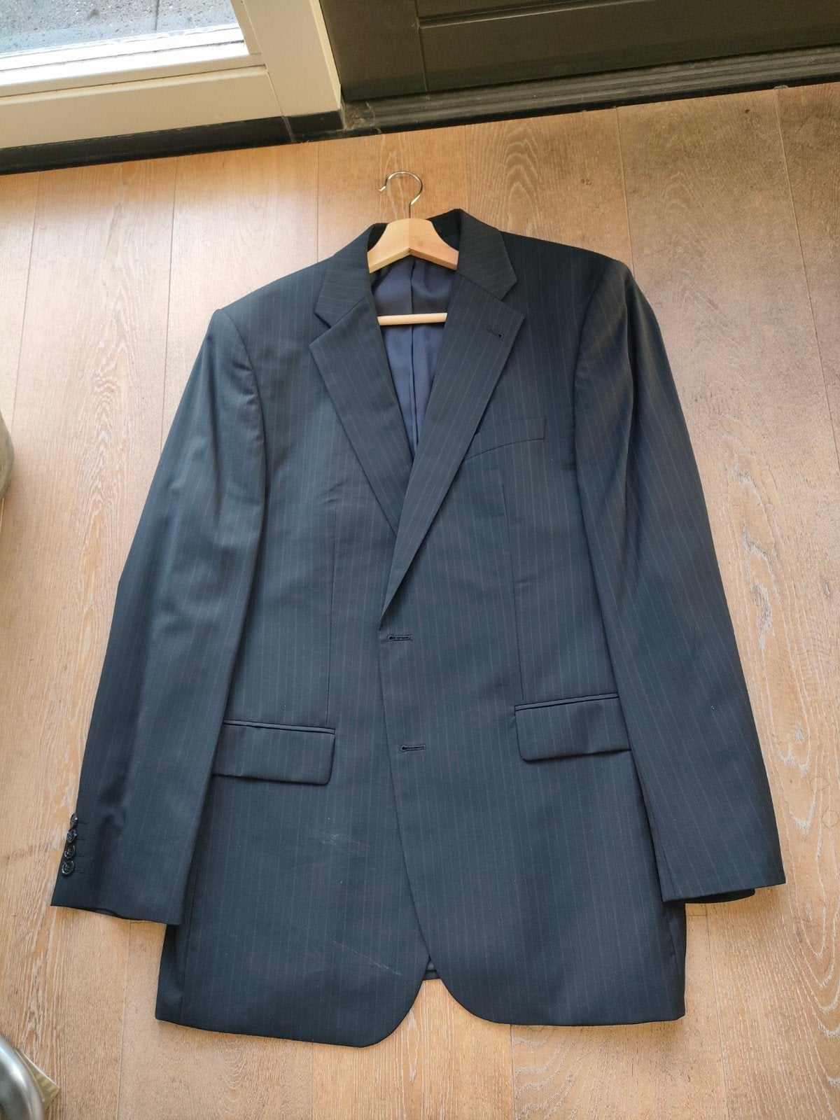 Stijlvol Herenpak - Donkergrijs met krijtstreep, Kleding | Heren, Maat 52/54 (L), Onbekend, Ophalen of Verzenden, Zo goed als nieuw