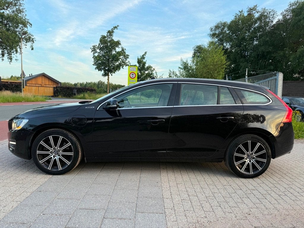 Volvo V60 2.4 D6 AWD Plug-In Hybrid Summum Automaat ACC Pano, Auto's, Volvo, Automaat, Zwart, Vierwielaandrijving, 11 kWh