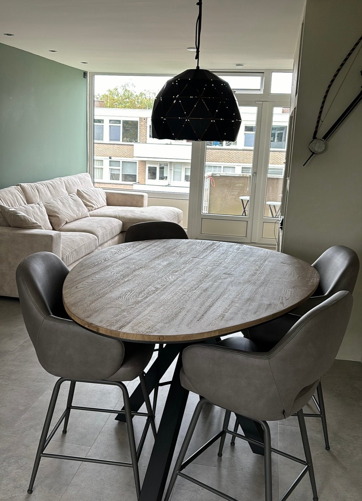 Moderne ronde eettafel met 4 stoelen, Ophalen, 100 tot 150 cm, Rond, Zo goed als nieuw