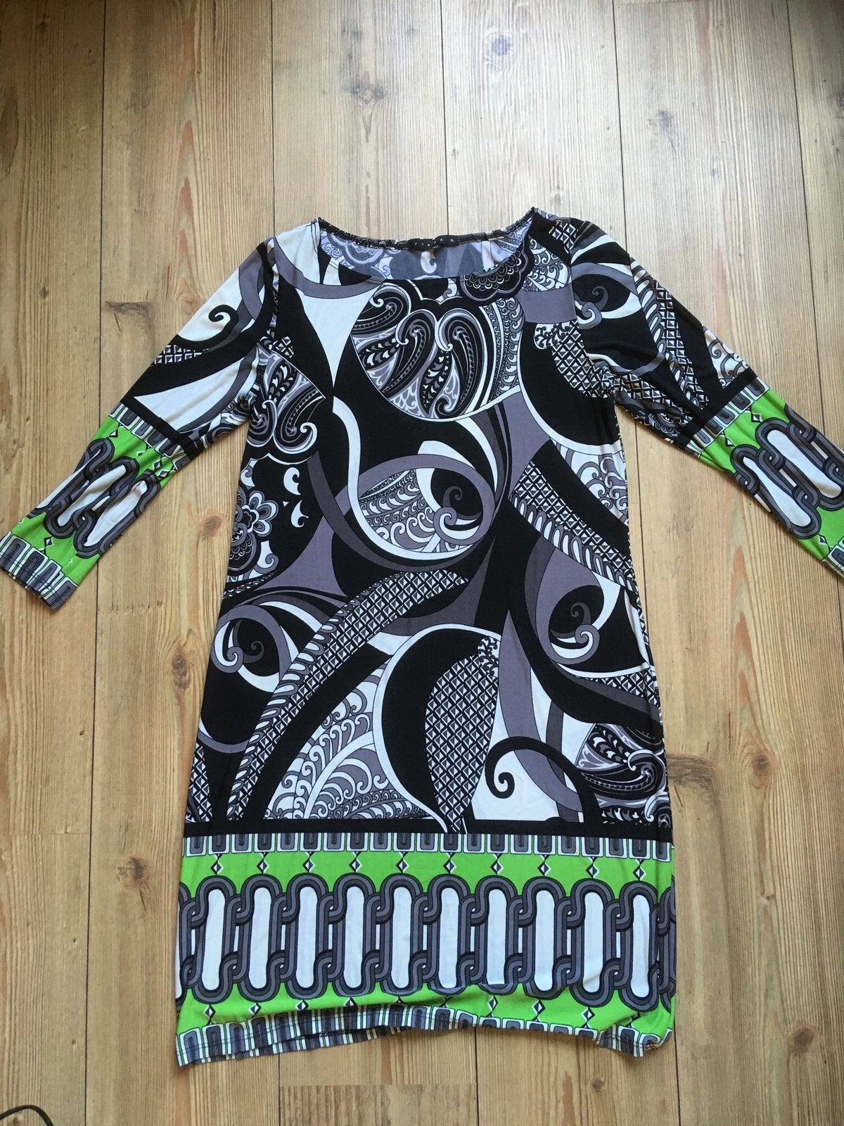 mooie jurk met zwart wit groen motief TIANA B maat L, Maat 42/44 (L), Ophalen of Verzenden, Zo goed als nieuw, Knielengte