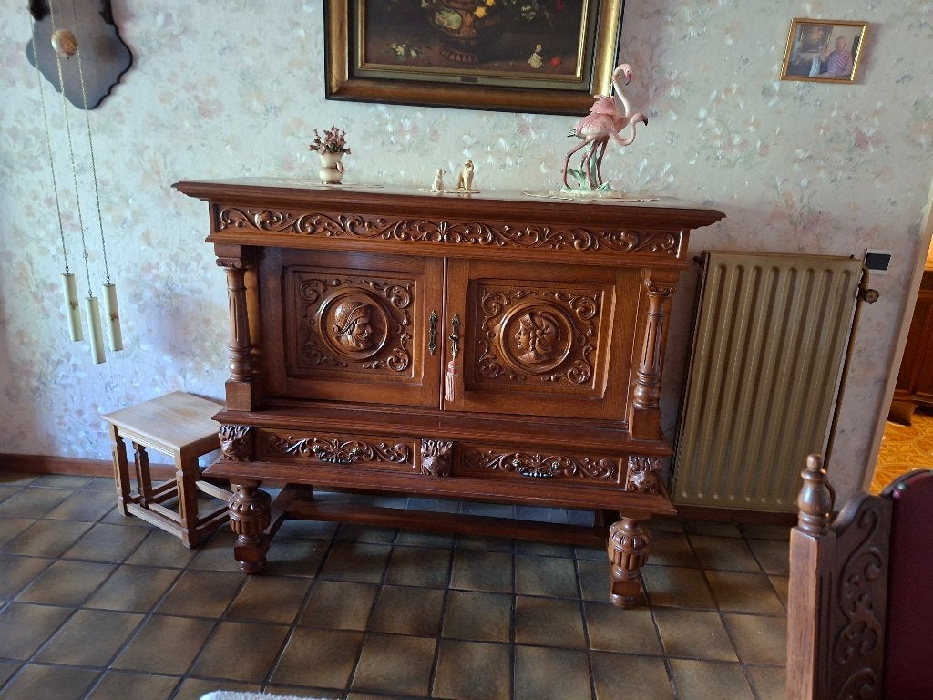 Gesculpteerde Kasten, Ophalen