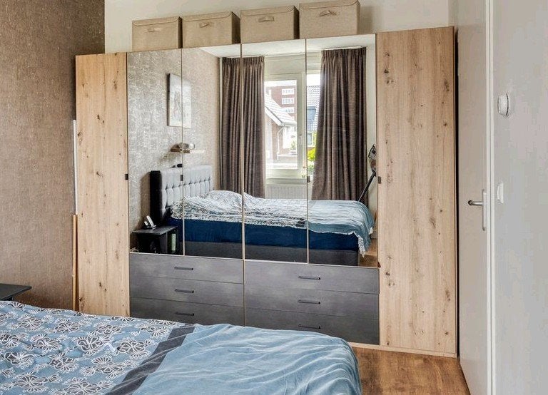 Moderne kledingkast met spiegeldeuren en lades, Huis en Inrichting, Gebruikt, 200 cm of meer, Overige houtsoorten, Ophalen of Verzenden