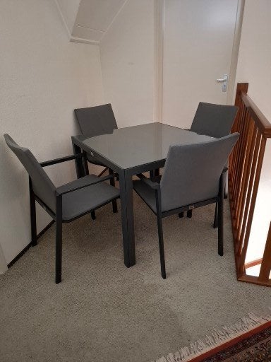 4 Tuinstoelen en 1 tafel, Ophalen, Eén