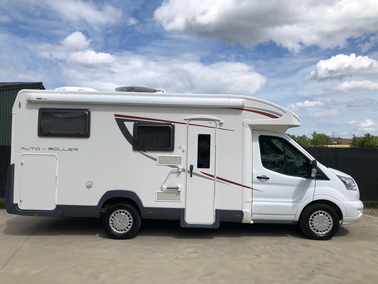 Caravans And Camping Smetteloze