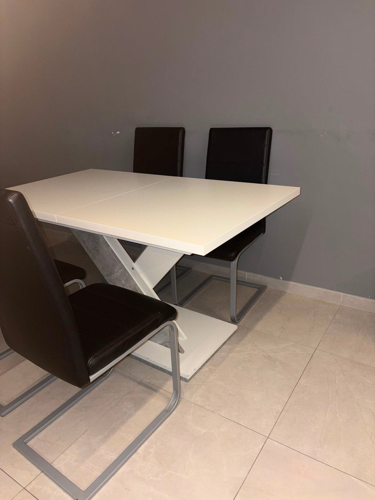 Moderne uitschuifbare eettafel met stoelen, Kunststof, Gebruikt, 100 tot 150 cm, Vier personen