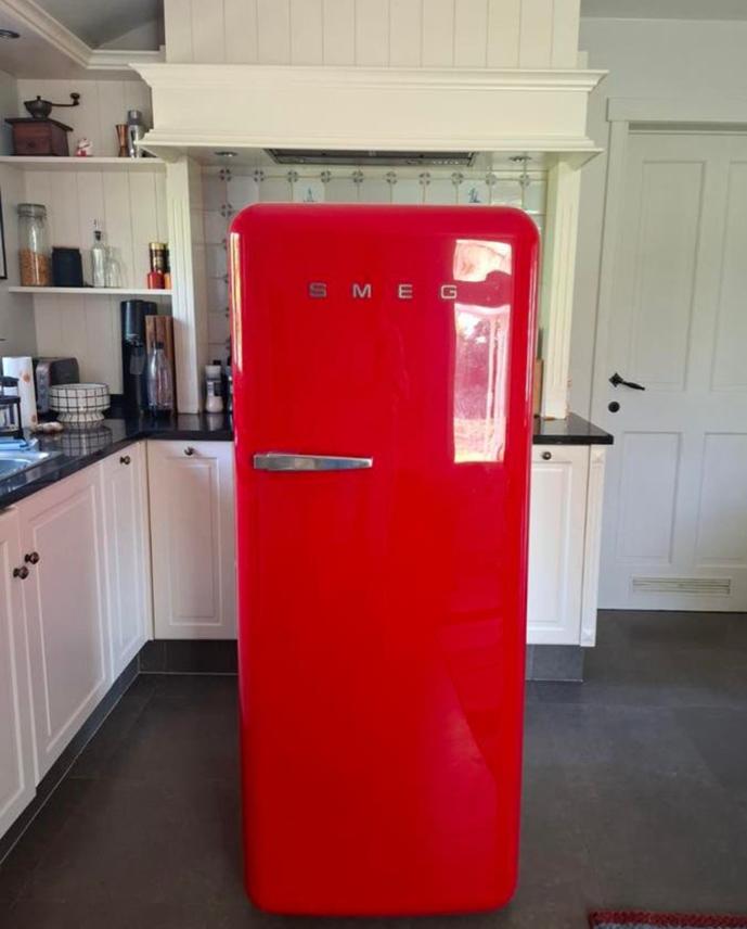 Smeg Koelvriescombinatie - Stijlvol Rood Design, 200 liter of meer, 60 cm of meer, Zo goed als nieuw, Energieklasse A of zuiniger