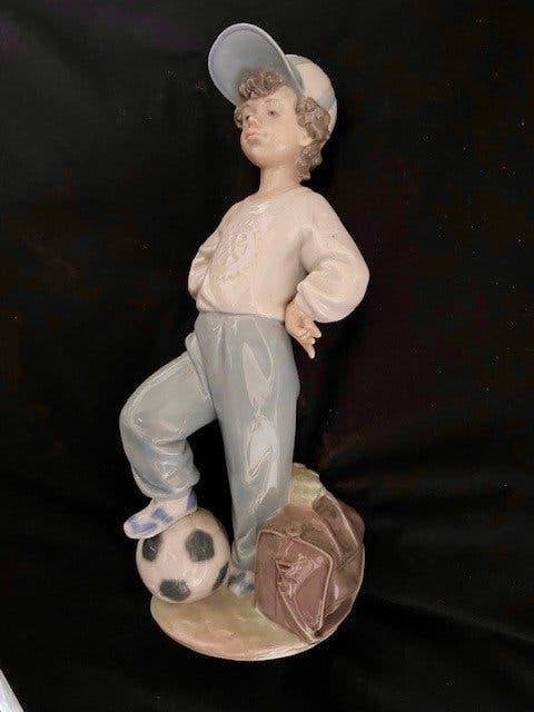 Lladro 7605 Voetbal, Ophalen of Verzenden, Zo goed als nieuw, Mens