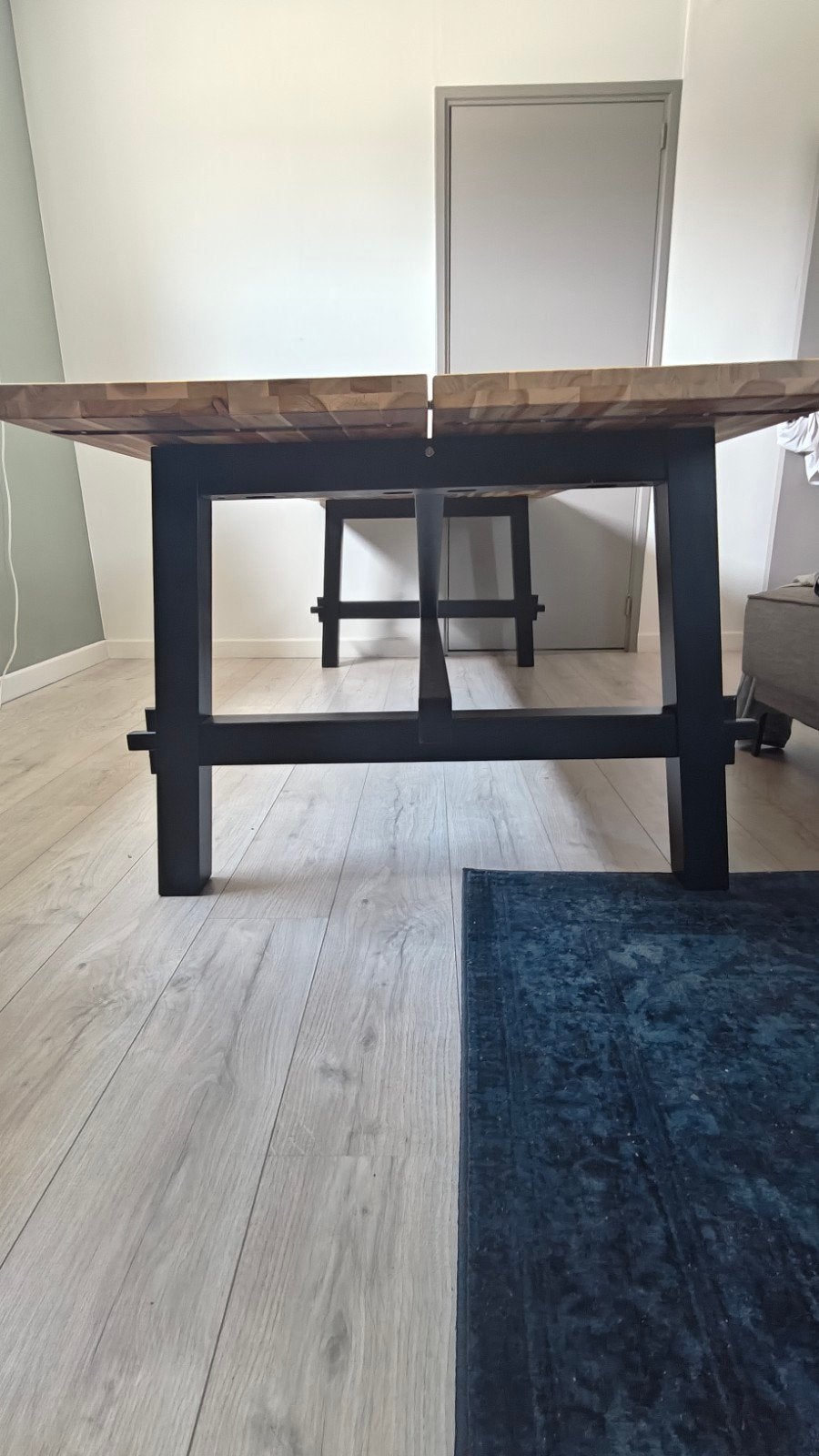 Robuuste houten eettafel met zwart metalen onderstel, Huis en Inrichting, Tafels | Eettafels, 100 tot 150 cm, 200 cm of meer, Industrieel, Modern