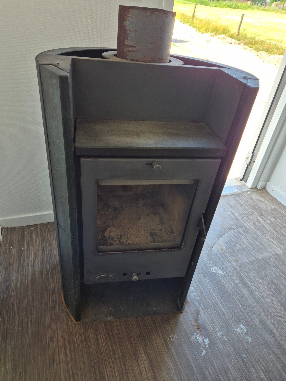 Goedwerkende Houtkachel - 97x48x36 cm, Ophalen