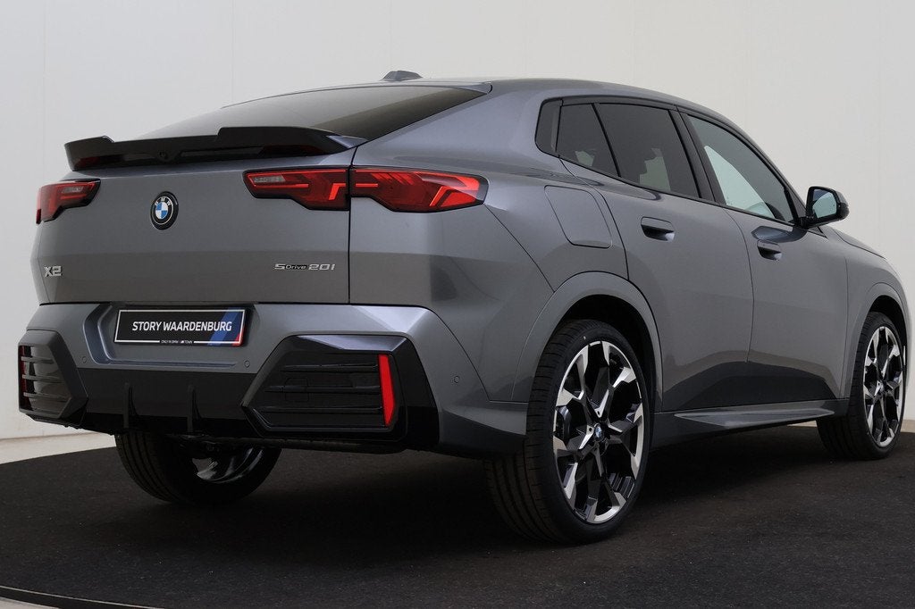BMW X2 sDrive20i M Sport Automaat / Panoramadak / Trekhaak /, Auto's, BMW, X2, Zwart, 156 pk, Bedrijf