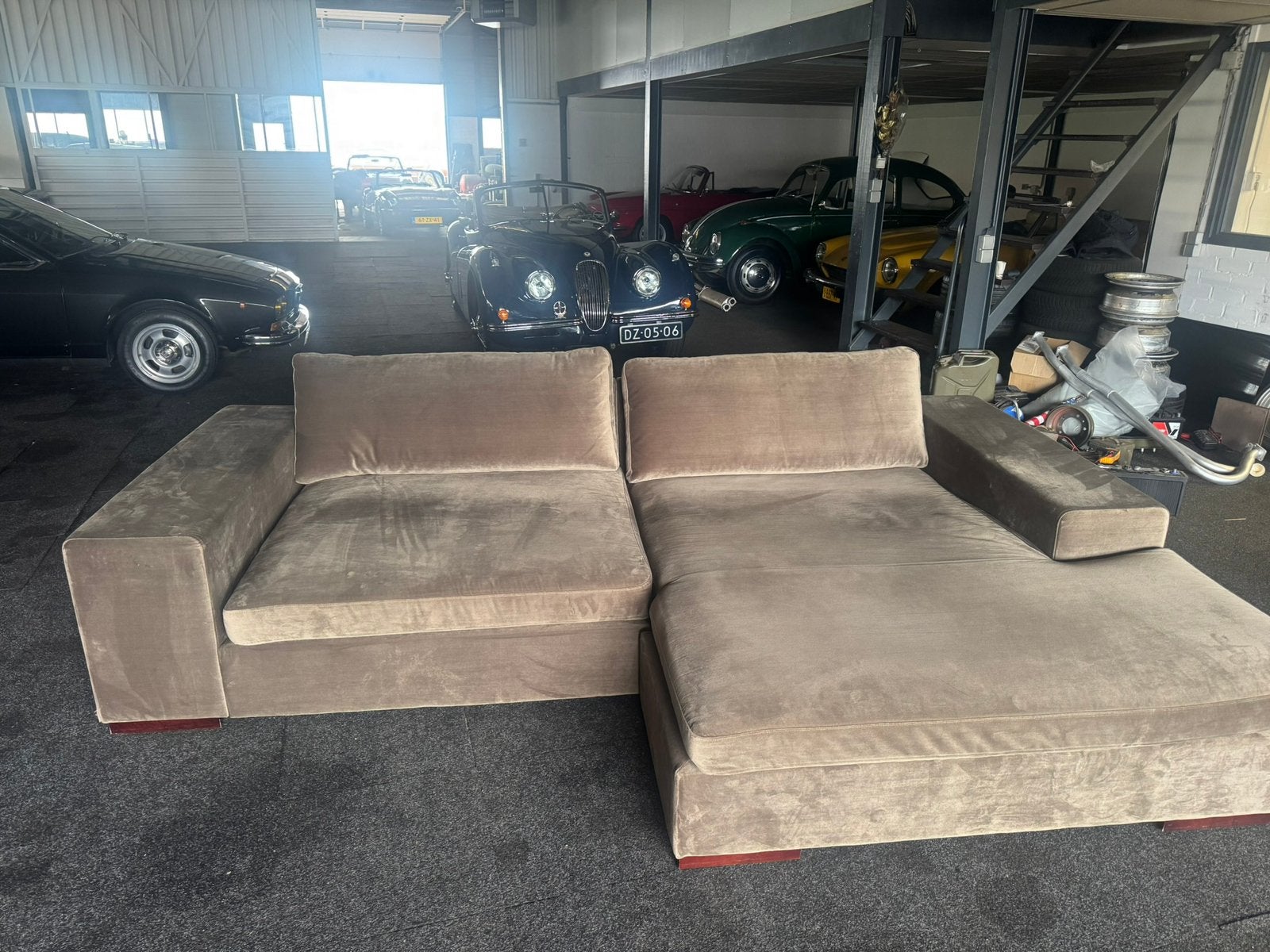 Zeer nieuwe en mooie Hulk/Groot lounge bank lounge bank, Ophalen, 125 tot 150 cm, 300 cm of meer, Zo goed als nieuw