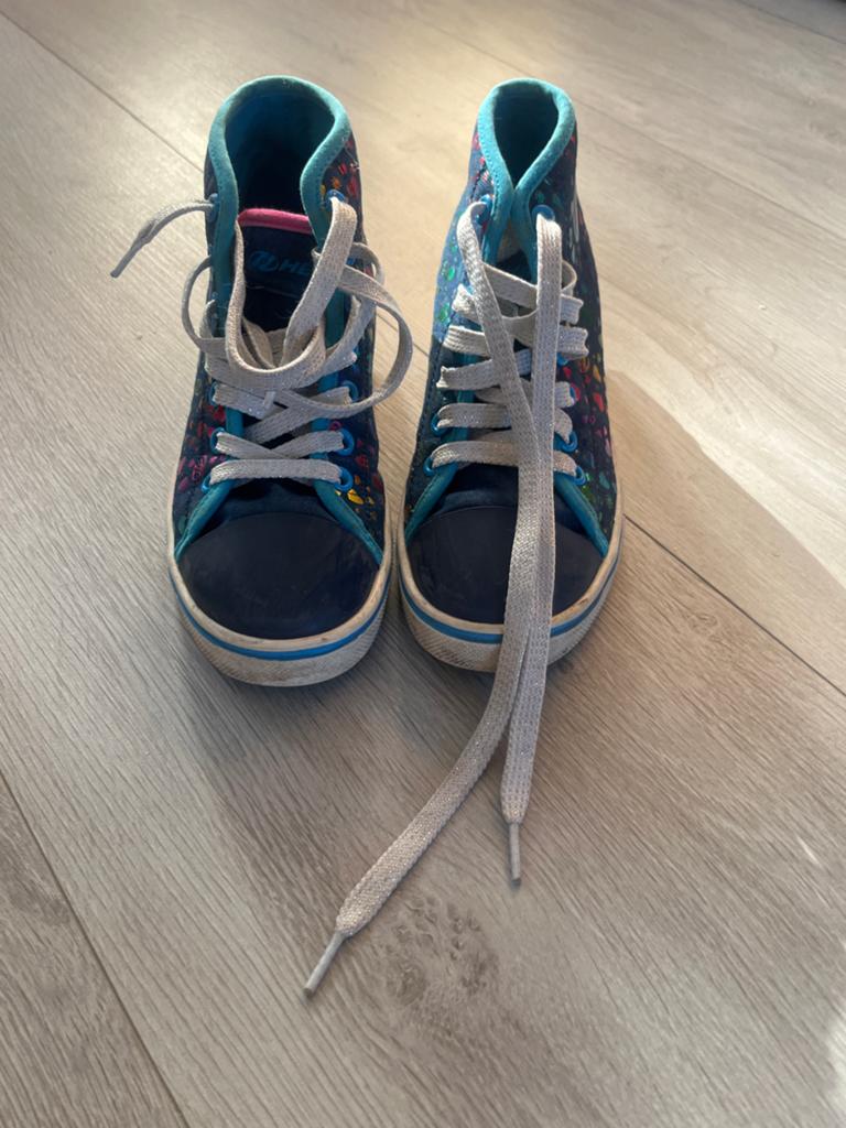 Heelys rolschoenen - Maat 33- Blauw met bloemen, Kinderen en Baby's, Speelgoed | Buiten | Rolschaatsen, Ophalen, Gebruikt, Kinderen