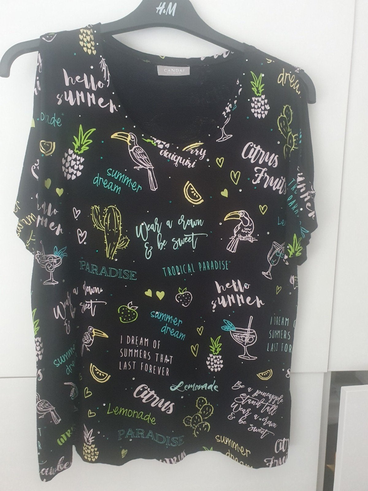Zwart T-shirt met zomerse print en open schouders, Zwart, Canda Premium, Ophalen of Verzenden, Zo goed als nieuw