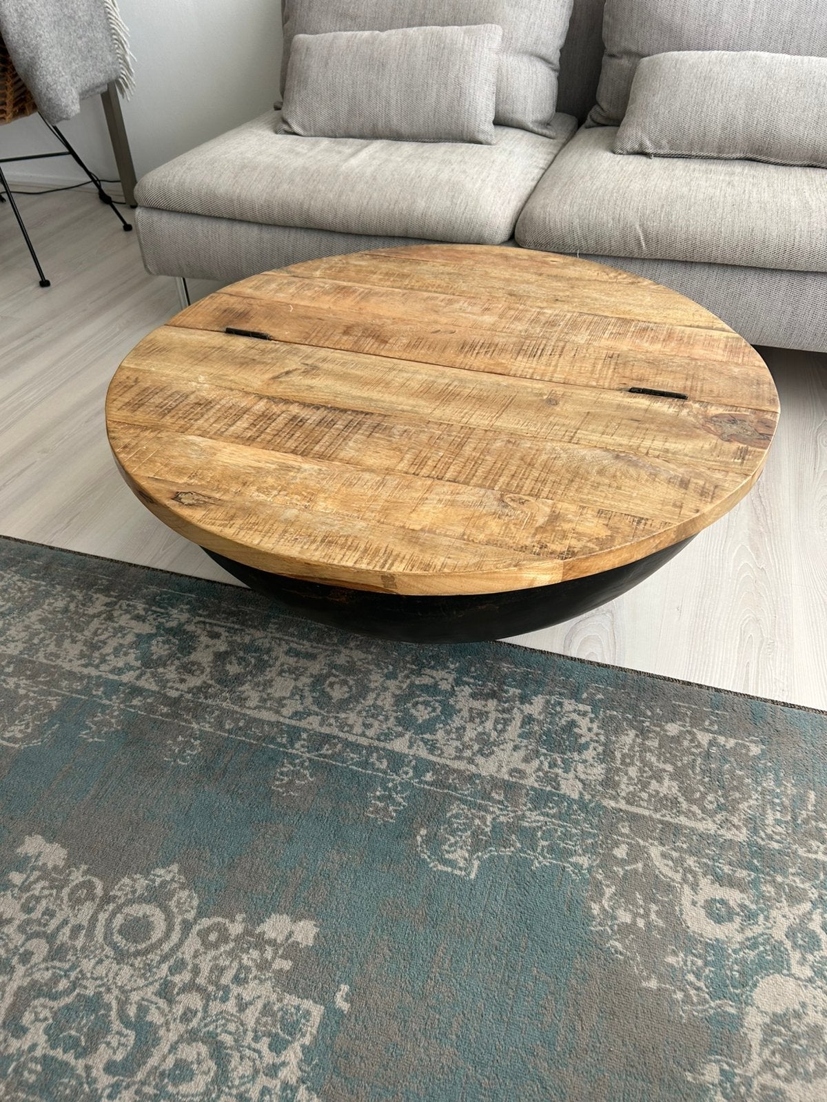 Ronde salontafel hout en metaal opbergruimte, Huis en Inrichting, Tafels | Salontafels, Ophalen, Rond, 50 tot 100 cm, Zo goed als nieuw