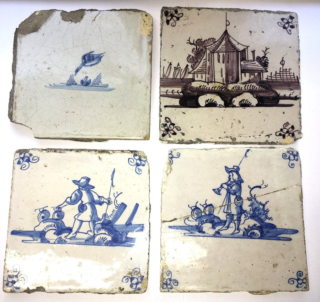2 Antiek Tegels Eend Man Trompet Spin hoekmotief PSTUK!!, Antiek en Kunst, Curiosa en Brocante, Ophalen